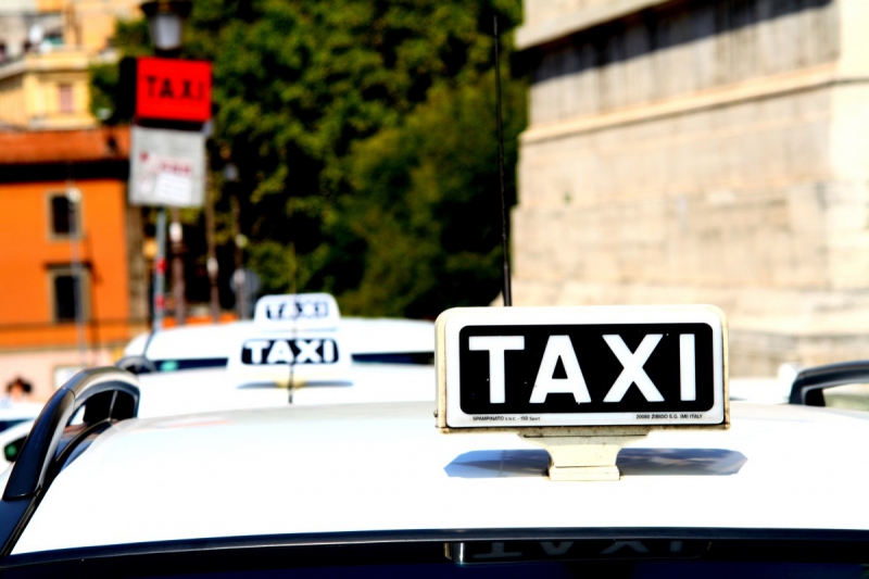 taxis-TAVERNES-min_taxi_auto_rome_road_white-1051610